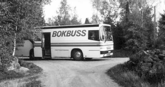 I Finnerödjatrakten började den första bokbussen rulla omkring 1950. Det var för många, särskilt bland den äldre befolkningen, enda chansen att få låna böcker om man bodde långt ut på landsbyggden.