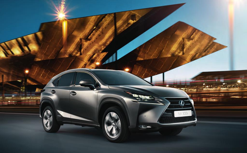 LEXUS NX EN INTRODUKTION SKARP FULLHYBRID UPPTÄCK DEN DJÄRVA URBANA DESIGNEN, LEXUS HYBRID DRIVE OCH DET DYNAMISKA F SPORT-UTFÖRANDET. Designen sticker verkligen ut i storstadsdjungeln.