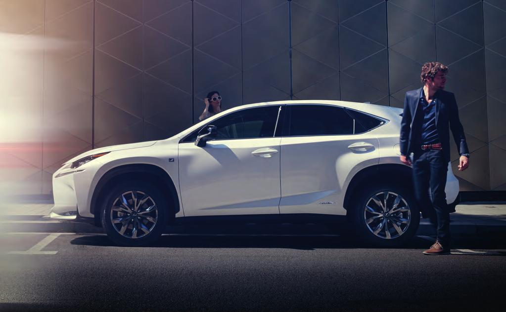 LEXUS NX F SPORT BYGGD FÖR ATT STICKA UT NX 300h F SPORT ÄR FINTRIMMAD FÖR SUVERÄNA KÖREGENSKAPER OCH HAR EN G-SENSOR SOM FÖRSTÄRKER UPPLEVELSEN.