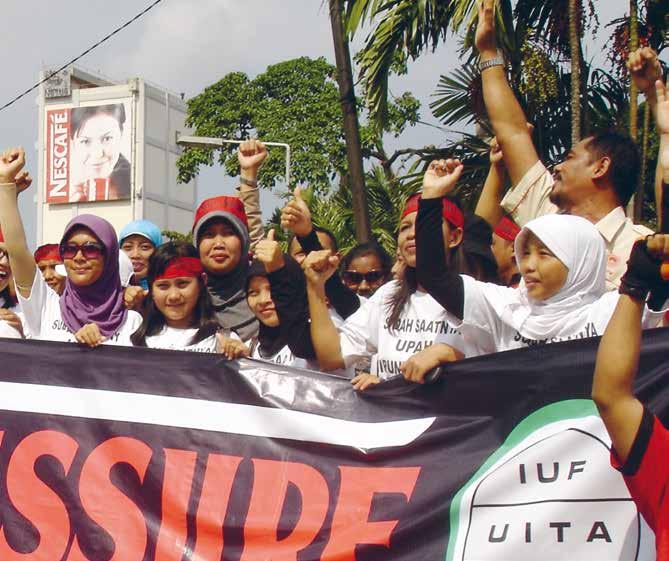 FOTO: IUF Genom organisering och internationella påtryckningar fick 53 personer som sparkats från en Nescafé-fabrik i Indonesien tillbaka sina jobb.