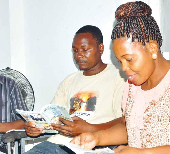 FOTO: LUKAS MWAKALOBO Anderson Yorum Ngalawa, Asatiel Kiwori, Masumbulko G Msuima och Catherine Franic Alhina diskuterar innehållet i studiecirkelmaterialet.