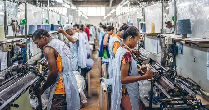FOTO: DAVID LUNDMARK/DAGENS ARBETE I Madagaskar är textilindustrin mycket konkurrensutsatt och trycket på de anställda, som får lön baserat på antal producerade enheter, är hårt.