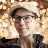 18, Majornas bibliotek Stina Oscarson, regissör och författare, berättar utifrån sin senaste bok om konst och motstånd, om ickevåld, samtalets kraft och vad som krävs för att demokratin ska