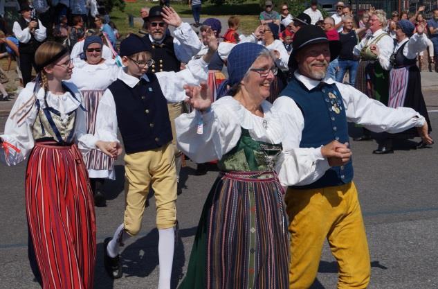 Vi tog tåget till Stockholm där vi efter en jobbig vandring med femtielva väskor från T-Centralen till Färjeterminalen sammanstrålade med största delen av Malmö Folkdansare.