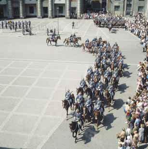 E. LIVGARDETS KAVALLERIBATALJON DRAGONBATALJONEN E 7 hästhämtarna marscherar fram och tar hästarna. När hästhämtarna kommit på plats kommenderar vaktchefen Färdiga för avsittning! Sitt av! Ner!