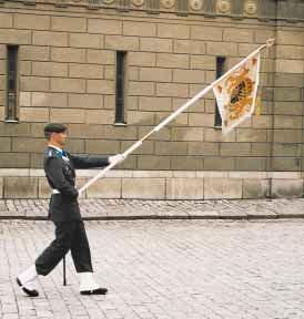 C. GEMENSAMMA BESTÄMMELSER FÖR LIVGARDET Ställningar och rörelser med fana C 4 Struken fana Struken fana skall hållas under givakt och lystring ställ såväl på stället som under marsch med högra