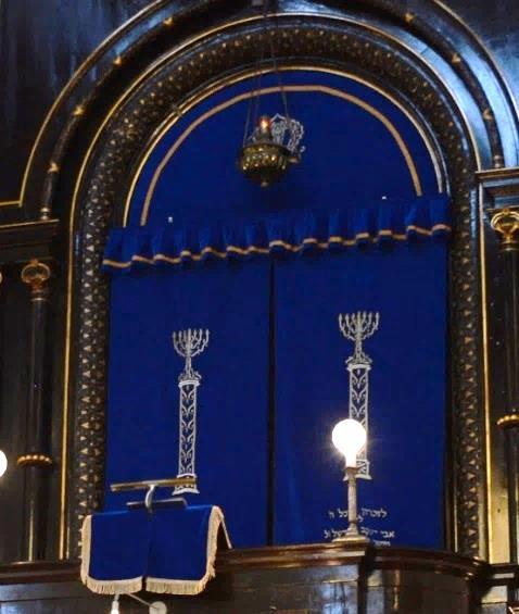 Biman är ibland längst fram, såsom i Malmö synagoga, men är ofta placerad i mitten av gudstjänstsalen.