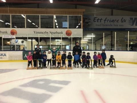 Skridskoskola Skridskoskolan är den verksamhet där många barn kommer i kontakt med skridskoåkning och hockey för första gången i sitt liv.