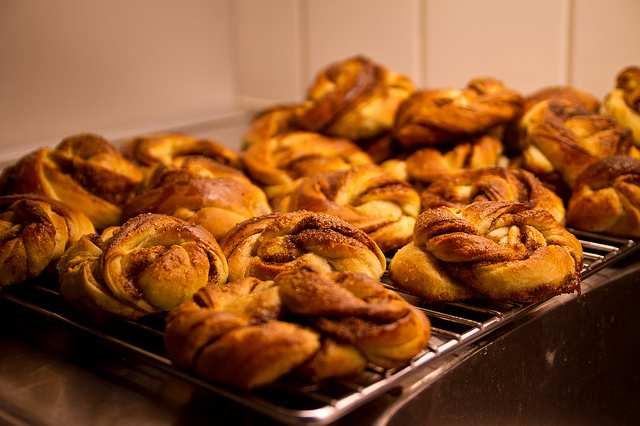 Söndag 2 december JULSKYLTNINGSCAFÉ Julskyltningscafé! Kom och njut av kaffe, glögg, pepparkakor och lussebullar!