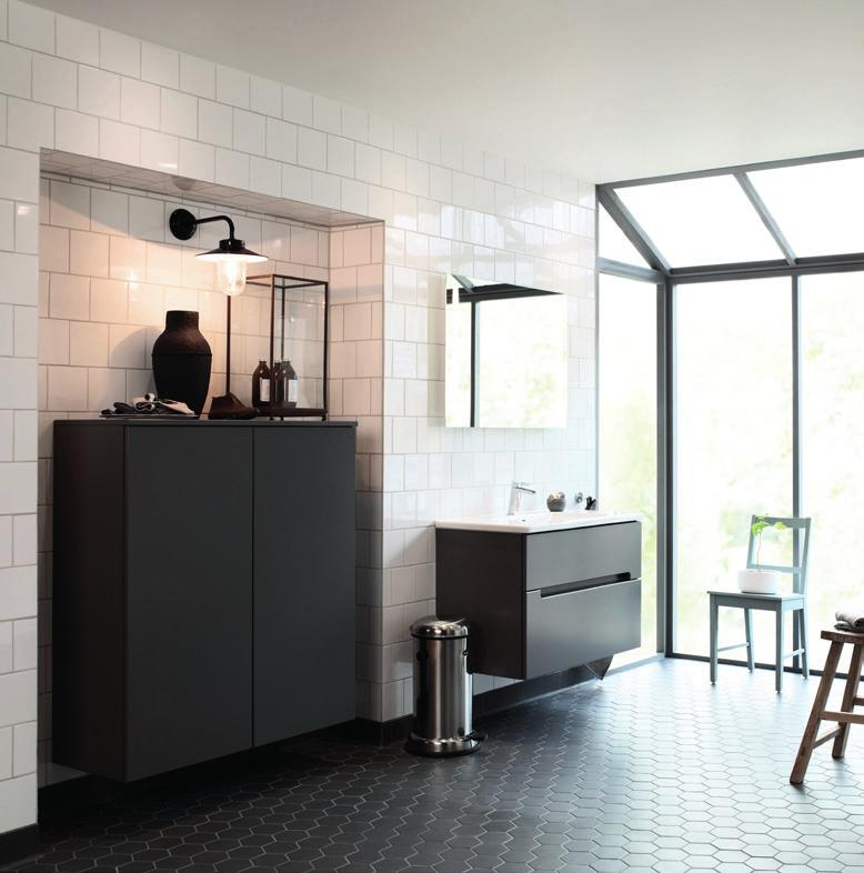 Free Stilsäkra materialval och arkitektoniska detaljer gör att det här badrummet utstrålar kvalitet.