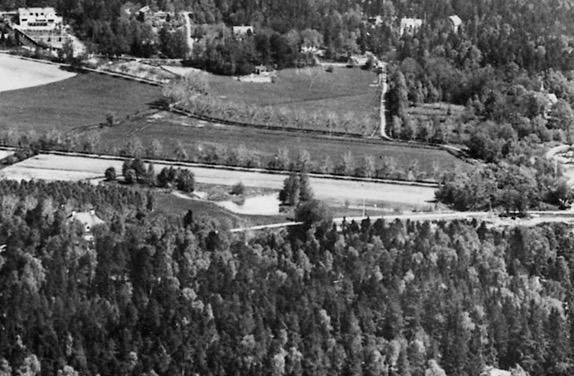Bilden till vänster är tagen på 1930- eller 40-talet från Högberga, med Stora Allén som går tvärs över bilden.