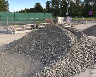 I slutet av juli är arbetena fortfarande inte klara. Parkeringsplatsen intill fotbollsplanen var oanvändbar. Dags att gräva igen. Bild från den 7 november.