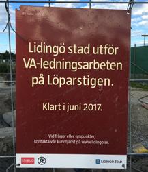 visade sig att en grävskopa tippade ner i det grävda hålet, på grund av att det är så sankt och råkade kapa av färskvattenledningen.