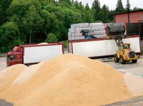 När halva stockens volym blivit brädor och plank återstår de så kallade bioprodukterna flis, spån och bark. Produkter som exempelvis eldas och blir till värme och energi.