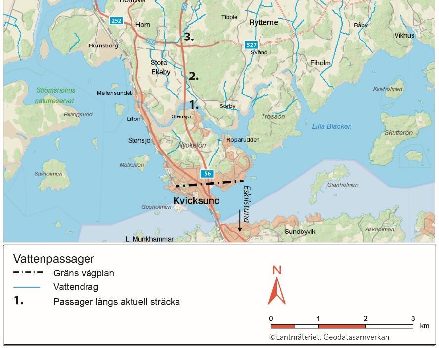 Aktuellt vägavsnitt passerar fyra vattendrag (där tre av vattendragen är utpekade som vattenförekomster) med sammanlagt sju