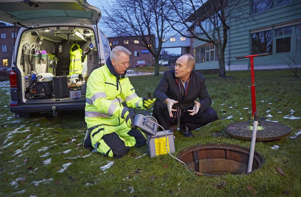 >> KAPITEL Joakim Edsholt, skadedjurstekniker, Anticimex och Jarl Dahlfors, CEO Anticimex International AB, har skaffat sig rutin på att demonstrera den smarta råttfällan.