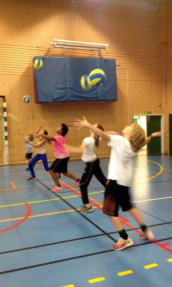 Kidsvolley Det här är en spelform som växer snabbt över hela Sverige och det är både roligt och spännande att Lule Volley nu har tagit med kidsvolley i sin verksamhet.