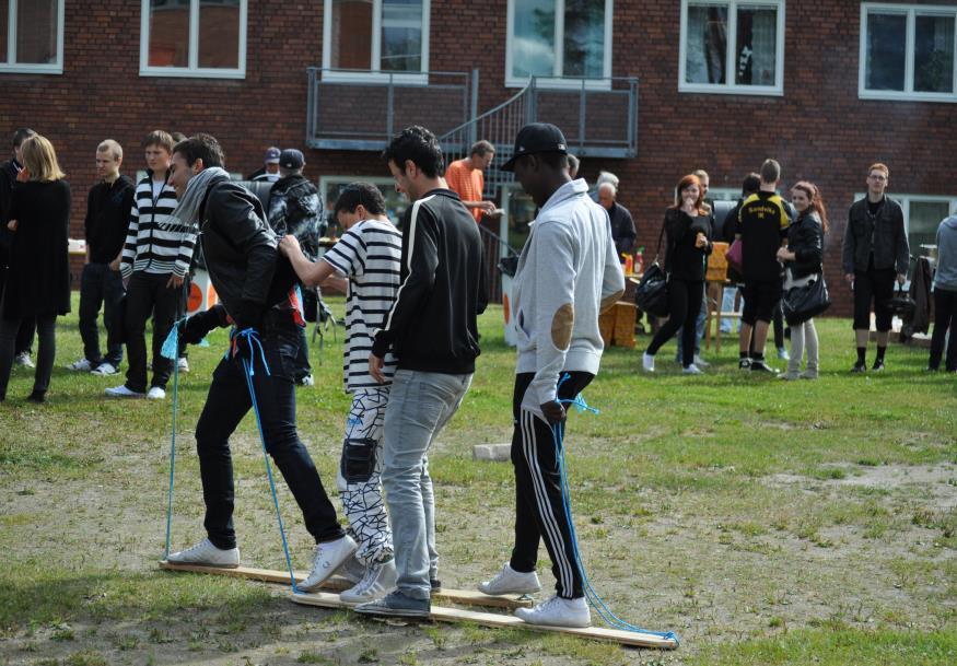 Jag simmade med klassen några gånger det funkade inte jag kunde inte simma 25 meter. Jag fick en speciell lärare och då åkte vi och simmade extra en gång i veckan.
