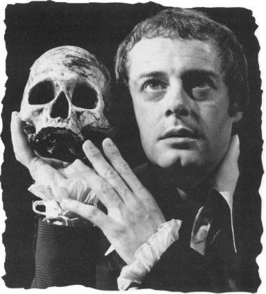 Varför tvekar Hamlet? Hamlets farbror har mördat Hamlets far och gift sig med hans mor. Hamlet vill hämnas men han väntar och tvekar genom nästa hela pjäsen. Varför?