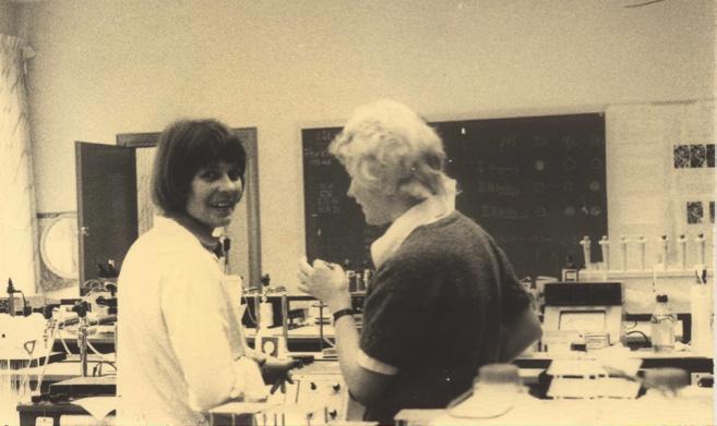 Figur 1. Laboratorieassistent Berit Sjöberg instruerar doktoranden Eva Blomstrand på biokemilaboratoriet under senare delen av 1970-talet. Foto: Okänd.