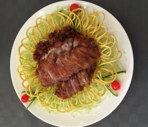 48. Wokade lättfriterade och panerade kyckling i bitar i stark chilismak serverad i en fågelbo formade nudelskål ---------- 159:- 49. Wokade scampi m.
