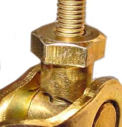 Använd en 14 mm nyckel för att justera bromsen tills dess att bromsen kan dras in ca 10-20 mm innan den gör motstånd.