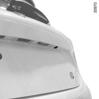 BACKKAMERA (1/2) 3 4 1 2 A B C Funktion När man lägger i backen (och upp till 5 sekunder efter iläggning av en annan växel), visar kameran 1 som sitter på bakluckan en bild av omgivningen bakom bilen