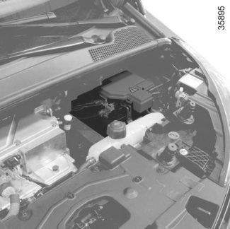 SEKUNDÄRT 12 VOLTS-BATTERI (1/2) 1 Underhåll/byte 12 volts-batteriets laddning 1 kan sjunka, framför allt om du använder bilen: vid låga temperaturer, efter en längre tids användning av elförbrukande