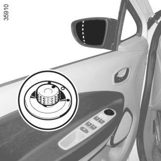 BACKSPEGLAR Elektriskt uppvärmda backspeglar När motorn är igång aktiveras backspegeldefrostern samtidigt som is- och imborttagningen på bakrutan.