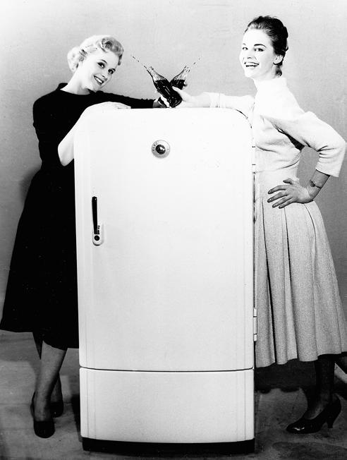 På motsatta sidan, Lux 1 lanserad 1912 tillsammans med Electrolux PURE i9, vår senaste robotdammsugare.