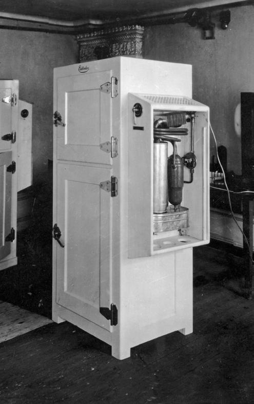 Nedan till vänster, Anova Precision Cooker, och nedan till höger D-kylskåpet, det första absorptionskylskåpet, lanserat 1926.