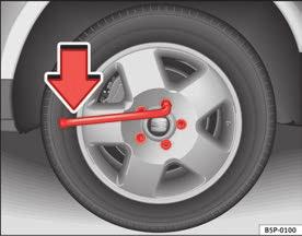 Om och när 259 Lossa hjulbultarna Hjulbultarna måste lossas innan bilen höjs upp. Lossa hjulbultarna ungefär ett varv. Hissa sedan upp bilen med domkraften.