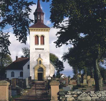 Rapport 5661 Åtgärdsprogram för bevarande av dvärgrosettlav Figur 7. Solberga kyrka, Bohuslän. Träden planterades i stor utsträckning under 1800-talet.