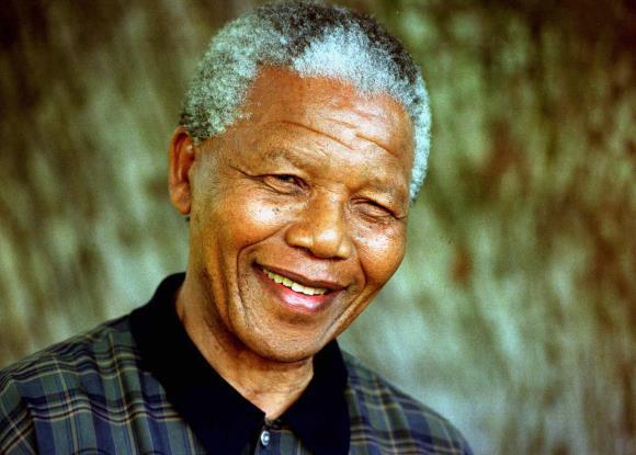 Nelson Mandela, madaxweynihii hore ee Koonfur Afrika 1918-2013 Dhawr sanno kadib ayuu aabbihii dhintay.
