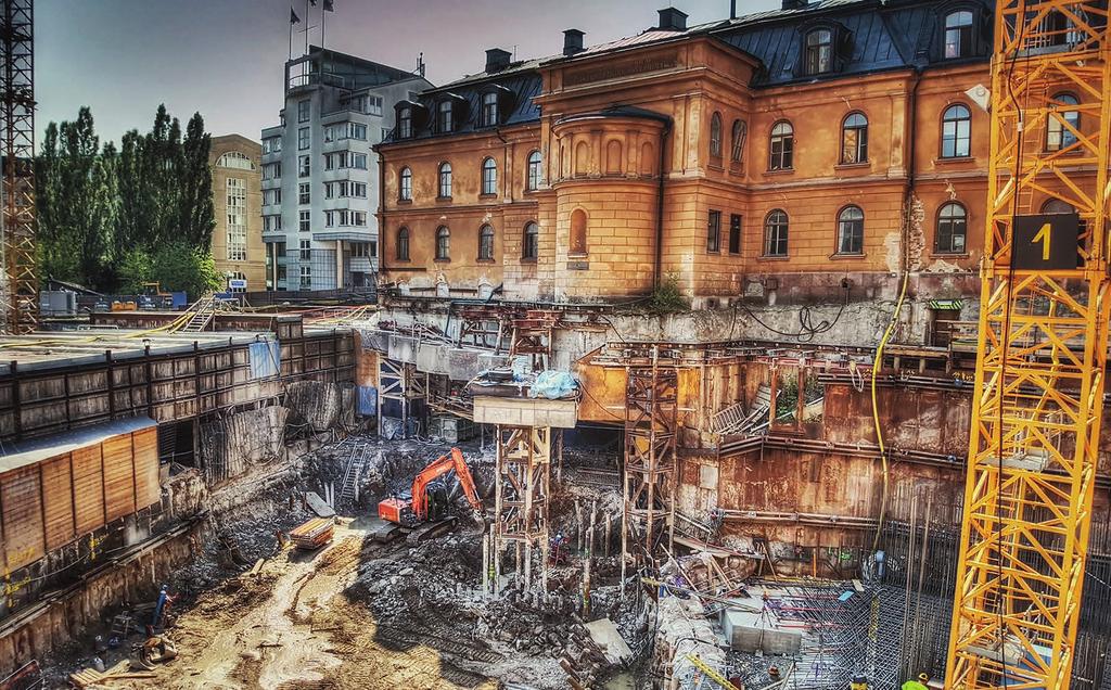 Det är trångt om utrymmet precis öster om Stockholm Södra och man måste bl. a dra de nya spåren under en befintlig byggnad som heter Stiftelsen Konung Oscar I:s minne.