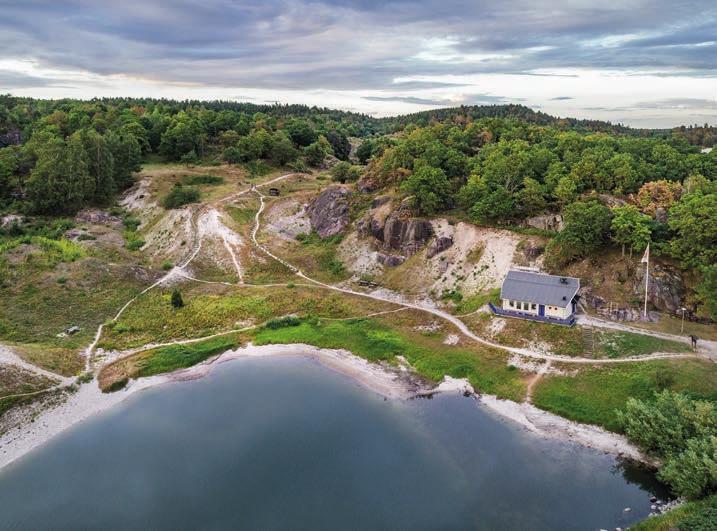 Du kan äta äkta bohuslänsk äggost på KAJKANTEN café och restaurang. Frossa i räkor på SKALDJURSKRYSSNING ombord på m/s Byfjorden.