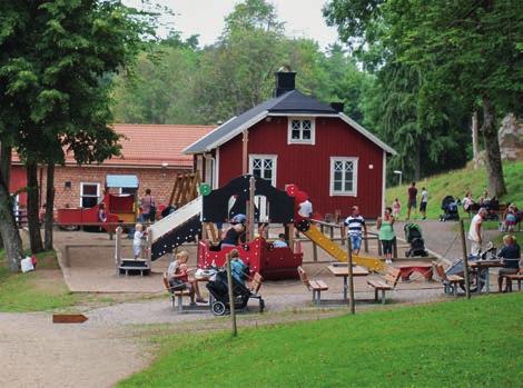 Fiska från bryggan eller bland stenrös vid stranden.