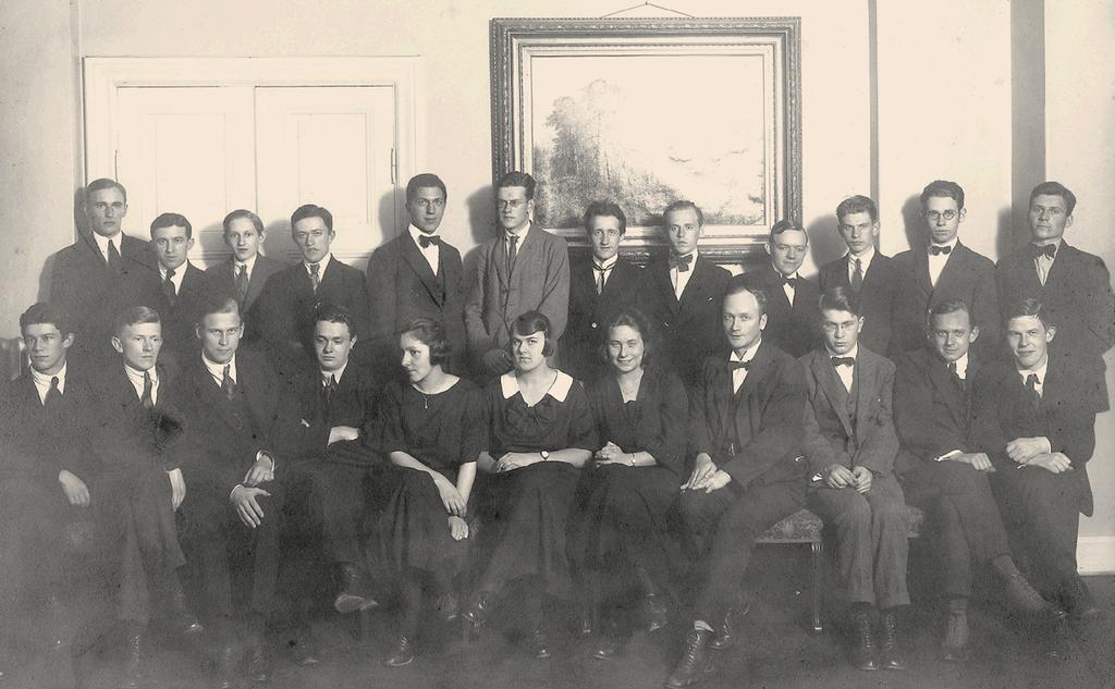 Unga naturvetare 69 1923 grundas Matematiska sällskapet av Tage Erlander och två studiekamrater.