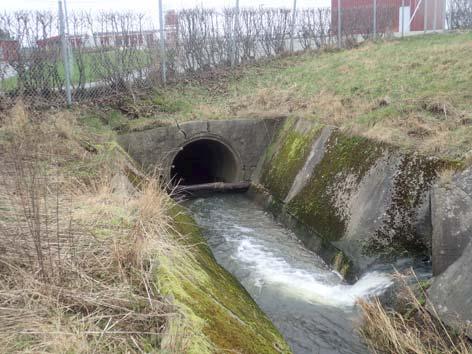 vattenavledning Vattendom: saknas Fallhöjd: Naturligt: nej Passerbarhet: definitivt Fiskväg: saknas Åtgärd Etablera fiskväg Anmärkning Kulvert (160 m) som går under ett