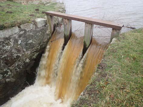 Lokalkoordinater X:6164109 Y:1349908 Typ: sjöutlopp Användning: sjöreglering Vattendom: saknas Fallhöjd: 2,5 m Naturligt: nej