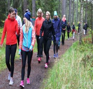 Följ med dem eller någon av Utös flera Swimrun-profiler på en guidad morgonlöpning längs de stigar och klippor och genom den hembyggd som var och är inspirationen till det hela.