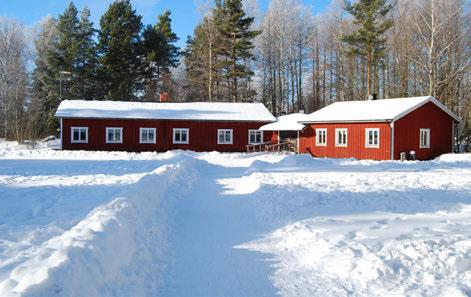 Högås Gnesta/Vagnhärad Högås ligger i lugn och naturskön omgivning, cirka 6 mil från Stockholm, i närheten av Långsjön. Huvudbyggnaden är 1 200 kvm och har 20 sovrum med egen toalett och dusch.