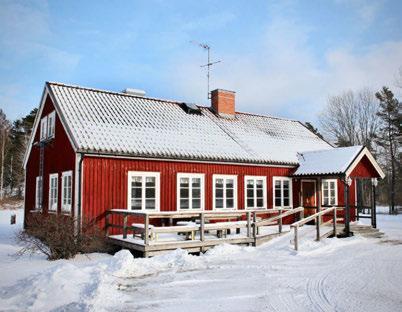 Verksamheten går i musiken, matens och motionens tecken. Omtyckta aktiviteter är att baka bullar, arrangera disco och Småstjärnorna. Det är mycket sång och spel i aktiviteterna på Skogstorp.