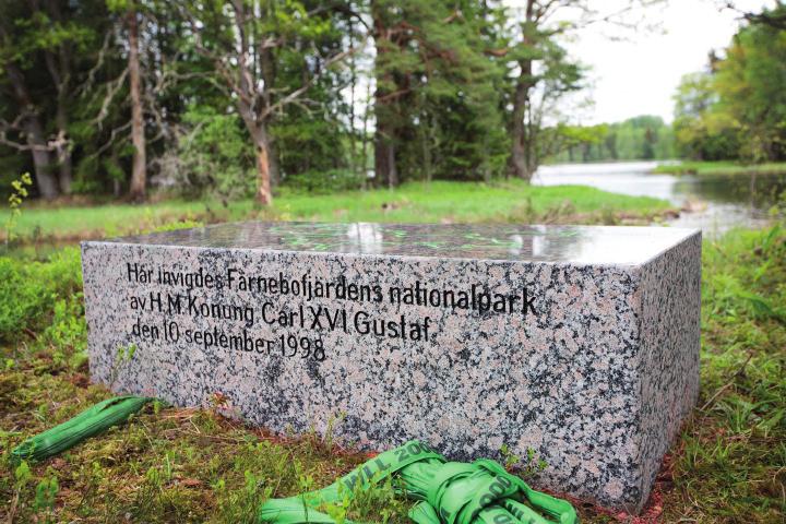 .. DEN FRANSKE VOLONTÄREN OCH FISKGJUSARNA Den nya identiteten invigdes i våras vid huvudentrén på Mattön; ca 130 besökare deltog, landshövdingen Per Bill var där och höll tal och en stenbänk sattes