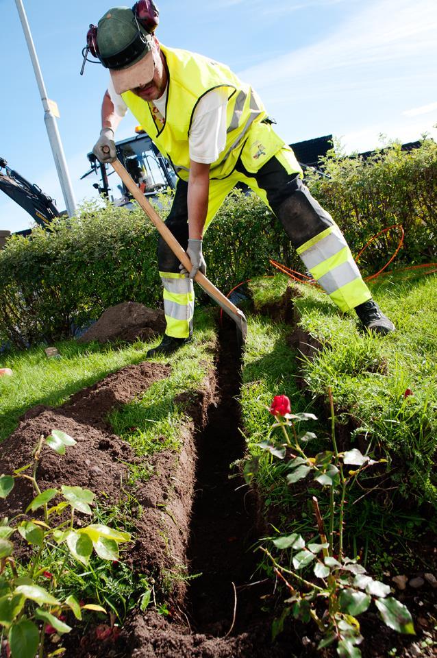 Tänk på att skriva ett markavtal om du behöver gräva över grannens tomt för att nå din anslutningspunkt. Mer information hittar du på www.