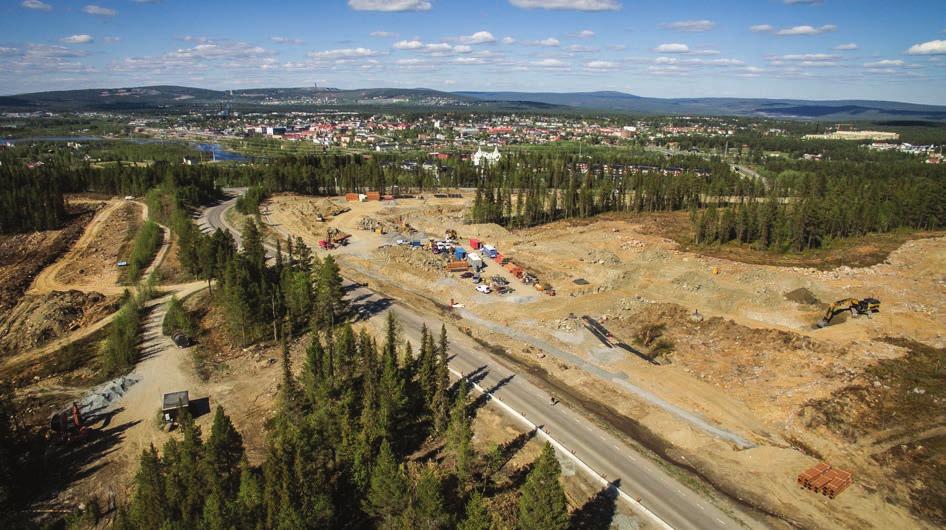 I centrala Gällivare öppnar sig en stor grop som ska bli underjordiskt garage under den nya skolbyggnaden, Kunskapens hus. De närmaste åren byggs fler än 1 000 bostäder i Gällivare och Koskullskulle.