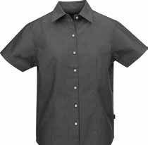 Klassisk oxfordskjorta i dammodell med pärlemorknappar. Manschetter med dubbla knappar.