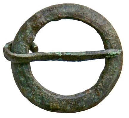 En hel ringsölja (LUHM 32708:2), remändesdelen av en sölja (LUHM 32708:4), ett beslag (LUHM 32708:3) av koppar/brons (CU-legering) och ett mynt av silver tillvaratogs och har konserverats av Lovisa