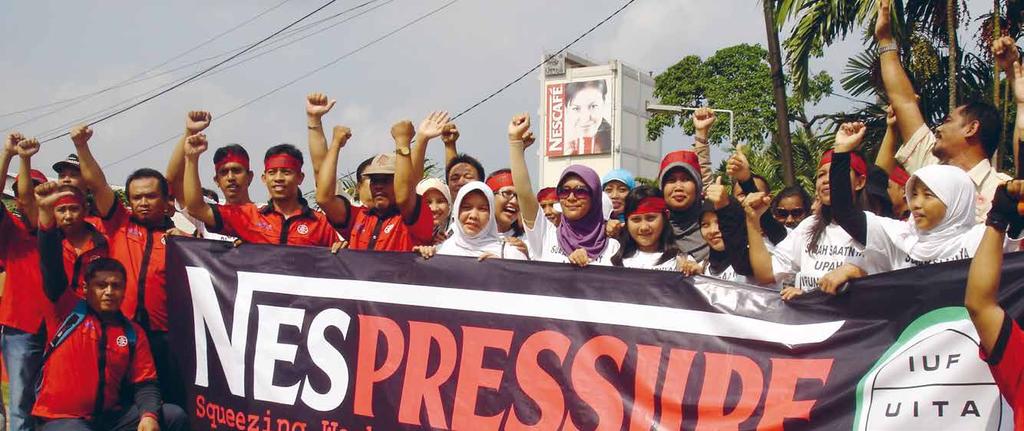 FÖRHANDLING FOTO: IUF Anställda fick rätt att förhandla kollektivt Genom organisering och internationella påtryckningar fick 53 personer som sparkats från en Nescafé-fabrik i Indonesien tillbaka sina