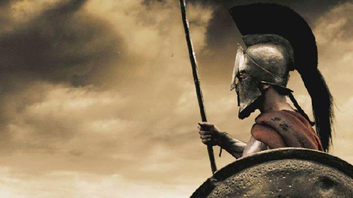 Sparta Sparta var en av de främsta grekiska stadsstaterna och låg på halvön Peloponnesos. Sparta var en krigarstat och alla fria män måste bli soldater.